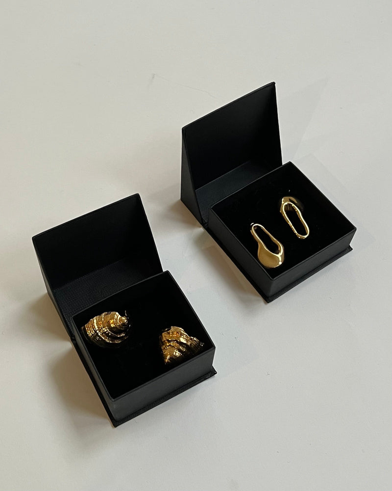 
            
                Load image into Gallery viewer, MEDIUM FLOW EARRINGS | GOLD
            
        