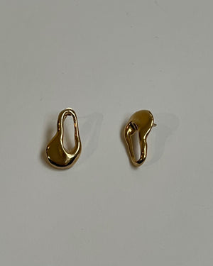 
            
                Load image into Gallery viewer, MEDIUM FLOW EARRINGS | GOLD
            
        